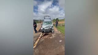 Acidente entre automóvel e caminhão deixa uma...