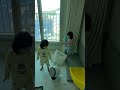 [딸쌍둥이 인생 38개월차] 번갈아 쇼핑백 뒤집어 쓰는 둥이