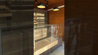 Стеклянные кубы и мебель для пекарен