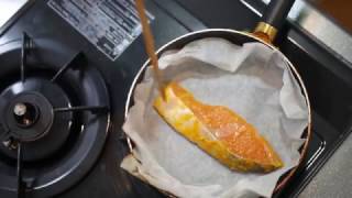 鮭の味噌漬けを調理