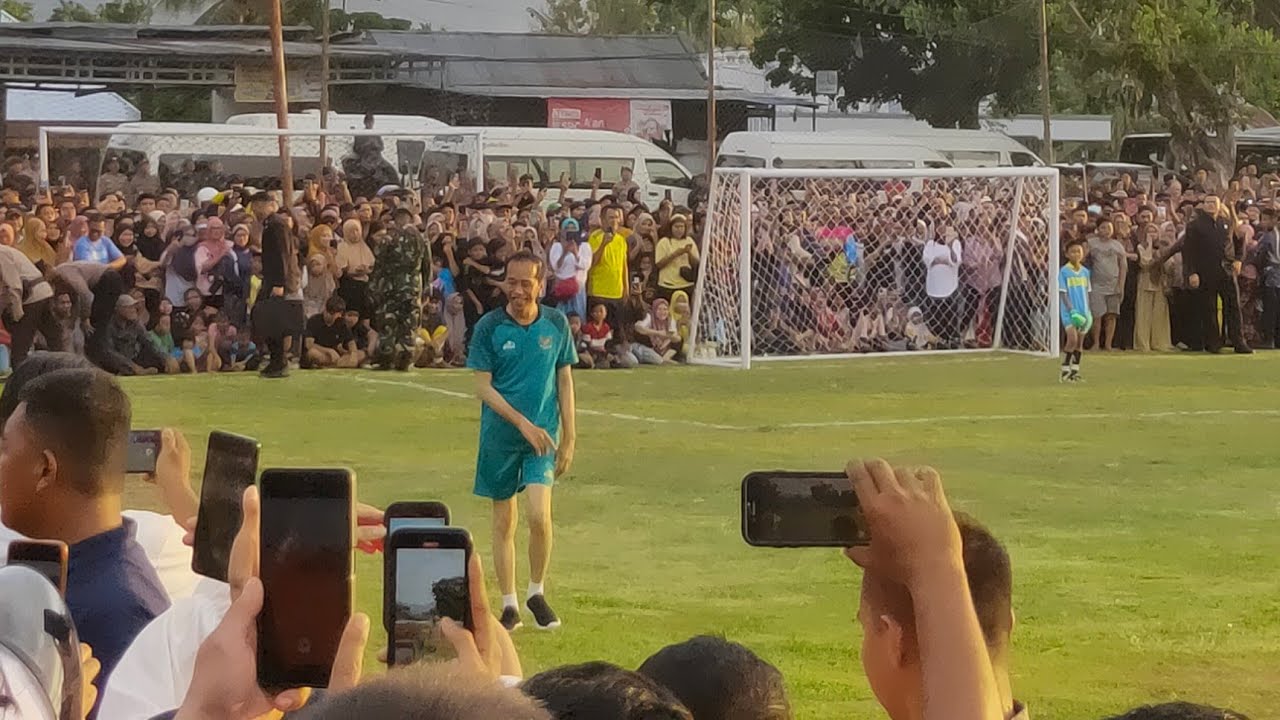 pak presiden jokowi main bola di lapangan liluwo