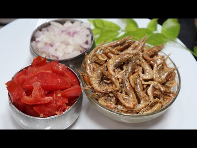 Eshakda yotgan holda porno tomosha qiling U faqat otkinchining sikini silkitishga rozi boldi.