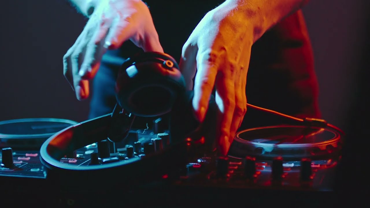 Reviva os Anos 2000 com Javi Crecente feat. Kaz - Alright