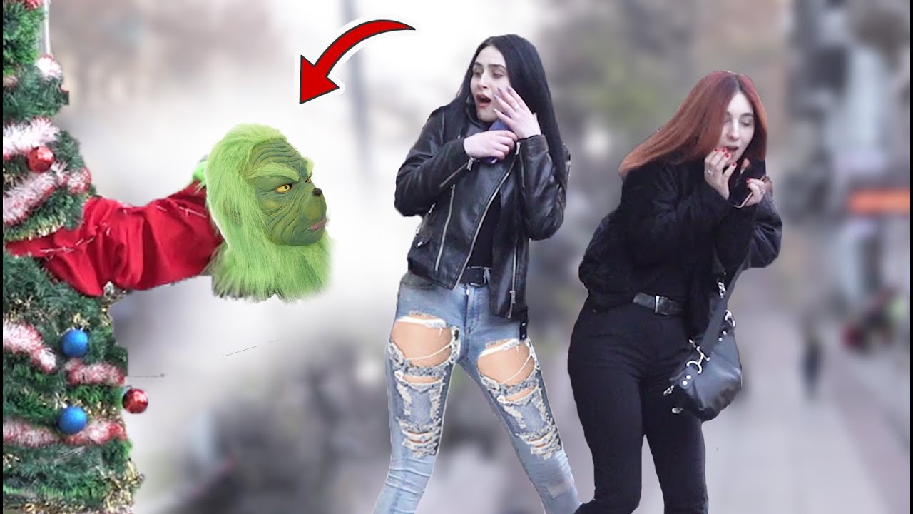 Grinch in The Christmas tree Scare Prank - New Year's joke