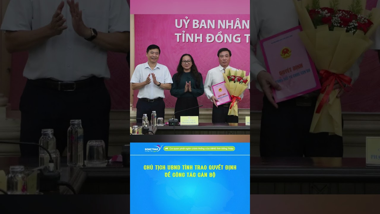 Chủ tịch UBND tỉnh trao quyết định về công tác cán bộ  