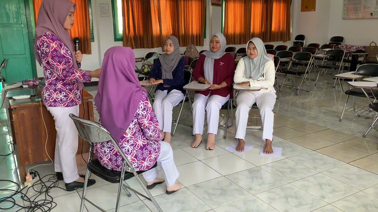 Senam Kaki Diabetes Melitus Kelompok 9 kelas 3C Universitas Bhamada Slawi
