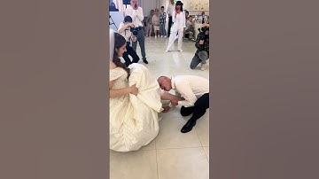 How This Western Wedding Garter Tradition Works! (📸: yulia_bazan78)