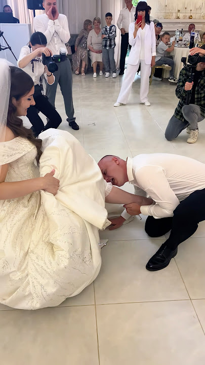 How This Western Wedding Garter Tradition Works! (๐ธ: yulia_bazan78)