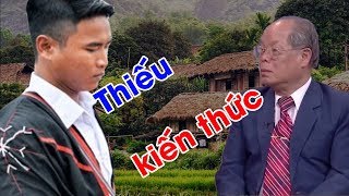 TS Bùi Hiền đau hơn hoạn khi nghe chàng sinh viên dân tộc thiểu số phân tích về bảng chữ của mình