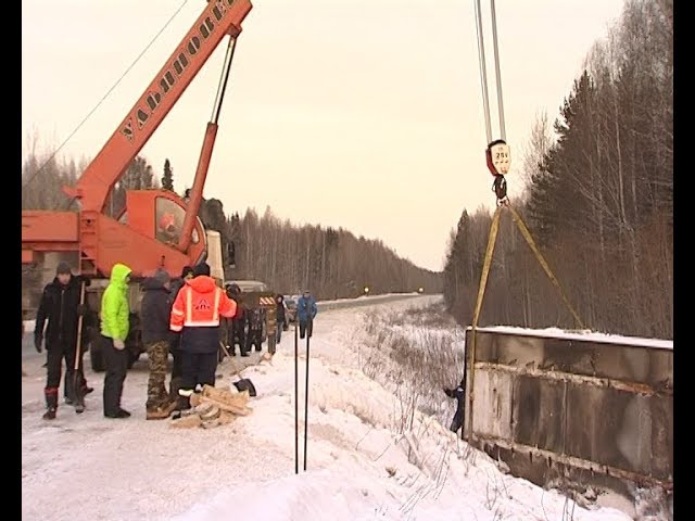 Дальнобойщику, который попал в аварию на 13 километре дороги Серов-Екатеринбург, была оказана помощь