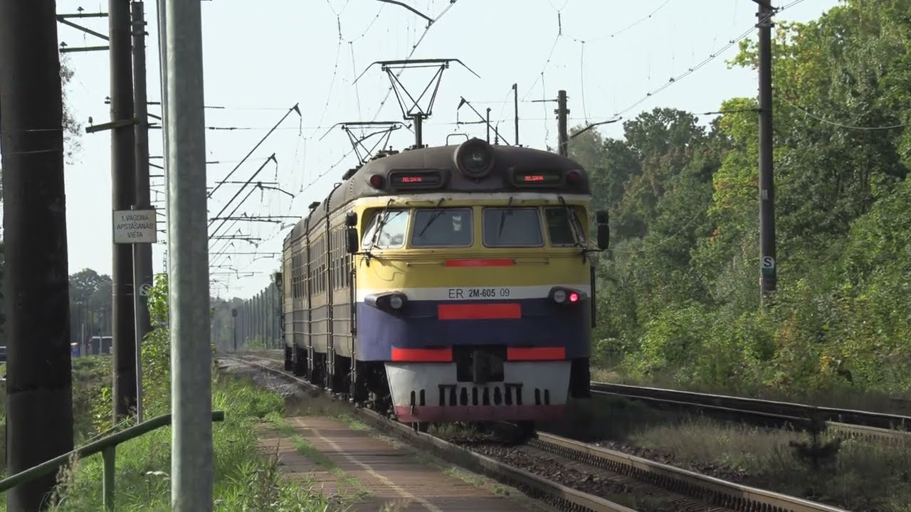 Электропоезд ЭР2-605/1310 на о.п. Атгазене / ER2-605/1310 EMU at Atgazene stop