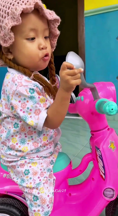 Tingkah Lucu Aretha Main Skuter Pink Toy Scooter Anak
