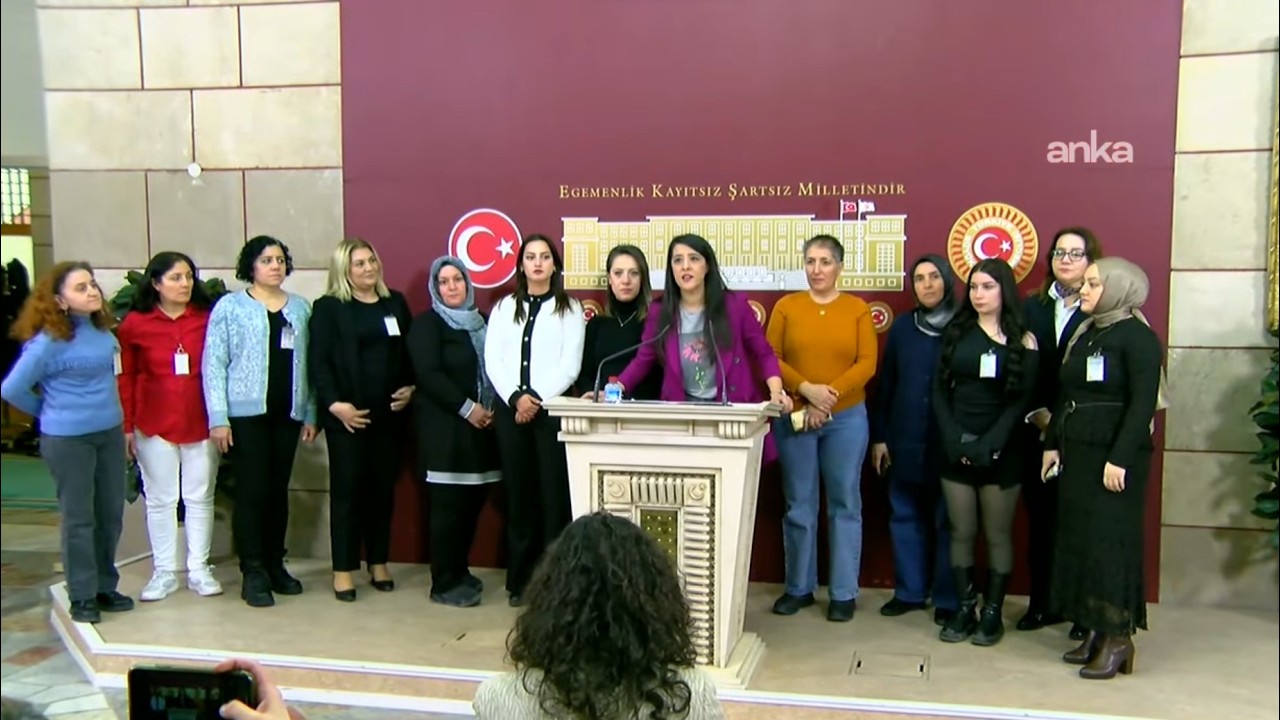 🔴 #CANLI | EMEP Genel Başkan Yardımcısı Sevda Karaca, işçi kadınlarla TBMM’de açıklama yapıyor