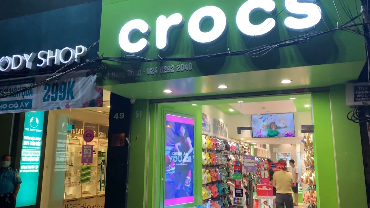 Đi mua dép Crocs chính hãng - youtube