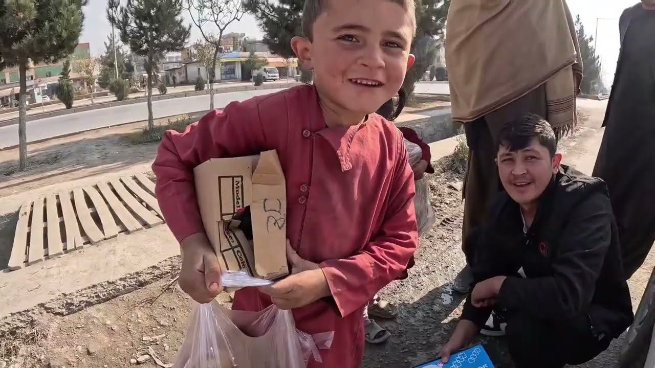 後備箱的溫暖,中國人爲阿富汗光腳拾荒小朋友送上一車鞋