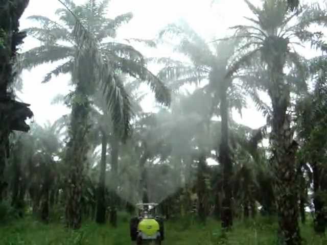 Fumigadora de palma africana. ultrabajo volumen carga electrostática. Tractocentro Colombia - YouTube
