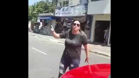 Mulher agride condutora em briga de trânsito com batida entre carros, em João Pessoa