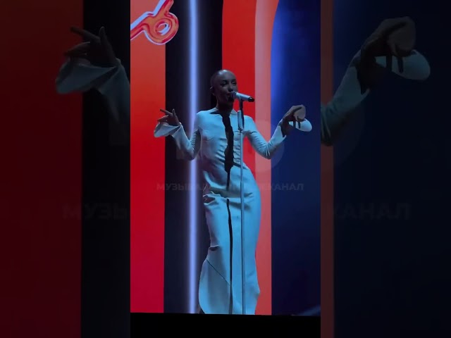 Такого трогательного исполнения песни Нравится жить мы ещё не слышали 