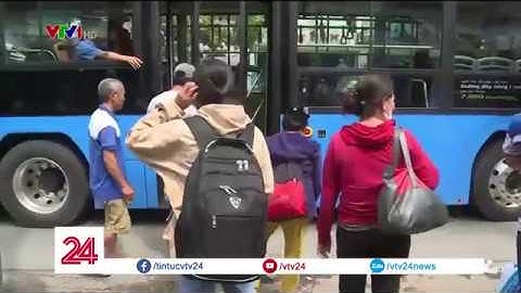 Bắt nhóm chuyên dàn cảnh móc túi trên xe buýt ở TP.HCM | VTV24