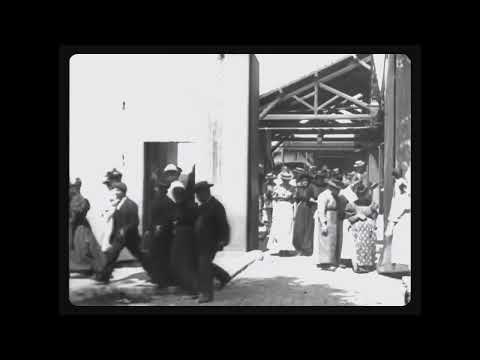 La Sortie de l'Usine Lumière à Lyon (Workers Leaving the Lumiere Factory) 2 (1895) Louis Lumiere