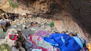 Nomadic Life: Nomadic Girls Spend the Night in a Cave 🏔️ | Nomadic Survival Under the Starlight ✨