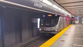 TTC Subway Ride on line 1 from Union Subway Station to Museum Subway Station 9/22/2022