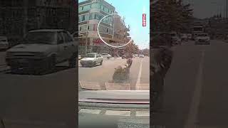 Şanlıurfa'da kontrolsüz bir şekilde caddeye çıkan otomobile arkadan gelen motosiklet çarptı