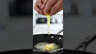 The Perfect One-Handed Egg Crack Trick 勞