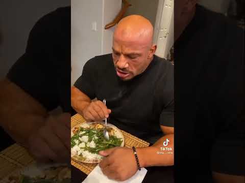 كميه الاكل اللى على السفره شوف بيج رامى بيأكل ايه