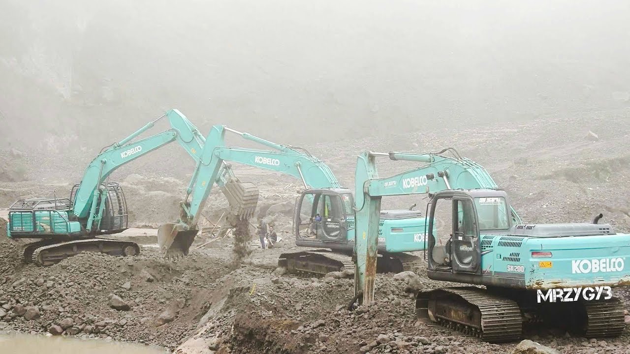 Kobelco SK200 Excavator Working On A Foggy Day In River - YouTube