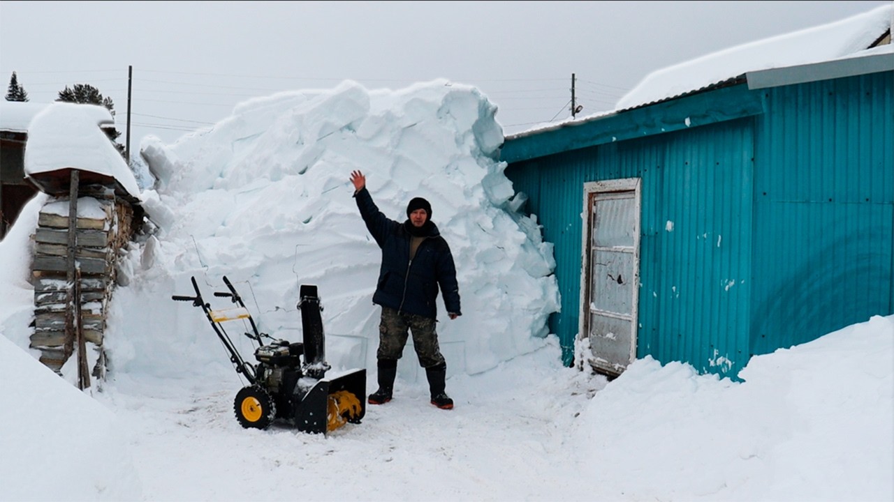 Маленький Снегоуборщик Против Горы Снега! Сможет?