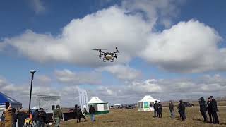 Полет сельскохозяйственного дрона на выставке на Алтае