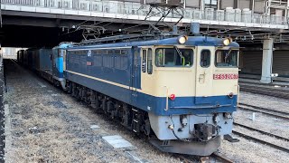 【スーパーレールカーゴ OM入場無動回送】国鉄EF65形2067号機(赤プレート・国鉄色)+JR貨物M250系Mc250-5号機が警笛を鳴らして大宮駅を発車するシーン(単8957レ)2022.1.27