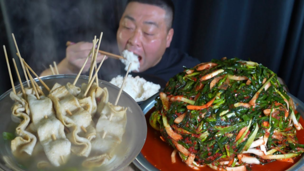 날씨가 쌀쌀하니깐 뜨끈한 어묵탕에 파김치까지 못 참을걸요...? 