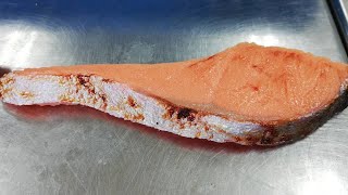 This is real salmon 【food sample】食品サンプル工房の様子