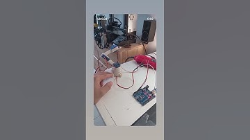 Cuando comencé a incursionar con Arduino... brazo mecánico impreso en 3D con 3 servo motores.