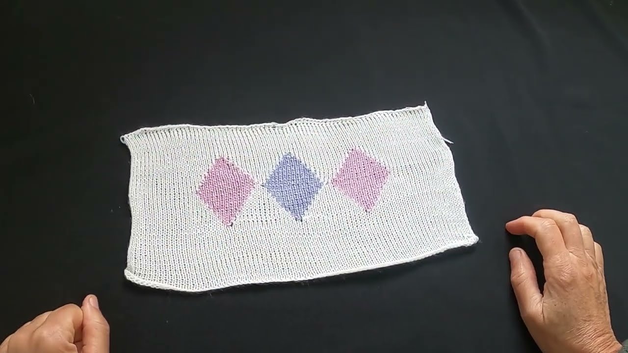 desenhos geométricos coloridos em máquina de tricô