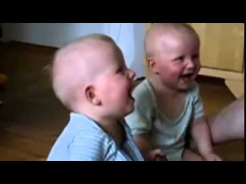 Video: I hvilken alder griner babyer?