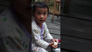 Masih Kecil Udah Mandiri, Belajar Kupas Telur