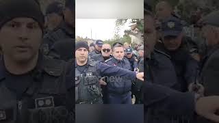 Thumbnail for "Lëshojeni more", i rrethuar nga simpatizantë e policë, pamjet e Fredi Belerit te varrimi i gjyshes