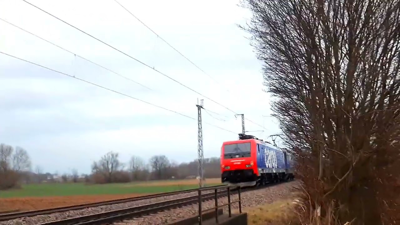 RE 421 379 mit einer Überführung der RE 474