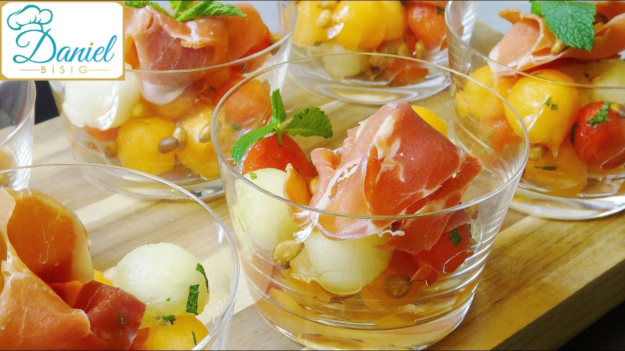 Melonen Ragout mit Goldmelisse, frischer Pfefferminze, Zedernkernen ...
