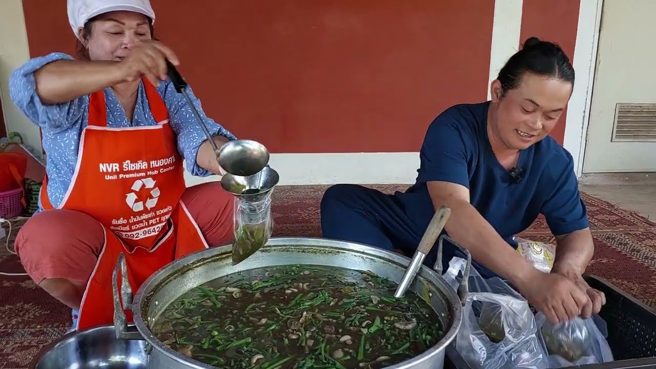 แกงเห็ดขมหม้อใหญ่สุดๆหม้อที่2ของปีแม่บอกวันนี้เครื่องแน่นๆเหมือนเดิมเมนูที่ขายดี