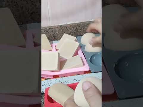 حطى نصف كوباية تكسابون على الزيت المستخدم وشوفي النتيجة 