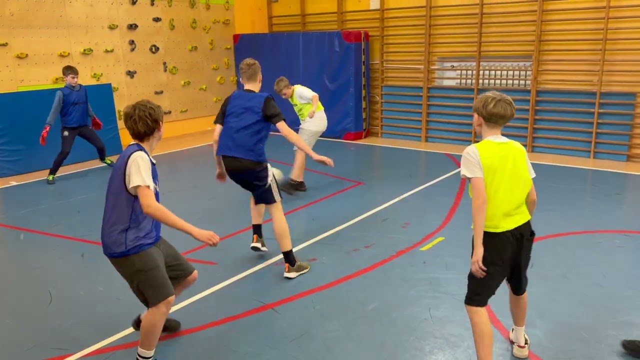 Turniej pilka halowej 6-8 w Sp 98