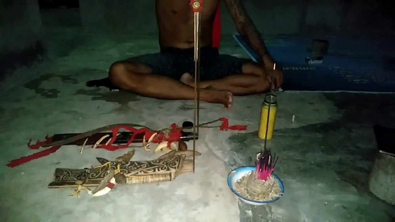 DAYAK @Mendirikan mandau