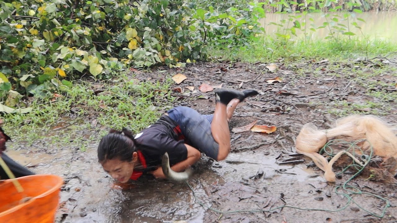 Banjir makin besar hampir masuk rumah || jala ikan gabus sampe guling 