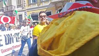 25 Aprile tre ore dopo: mentre in piazza Duomo si smantella il corteo deve ancora arrivare