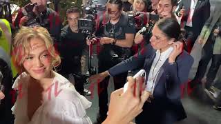 JENNIFER LÓPEZ  CONVIVE CON SUS FANS  LLEGANDO A LA ALFOMBRA DE SU PELÍCULA