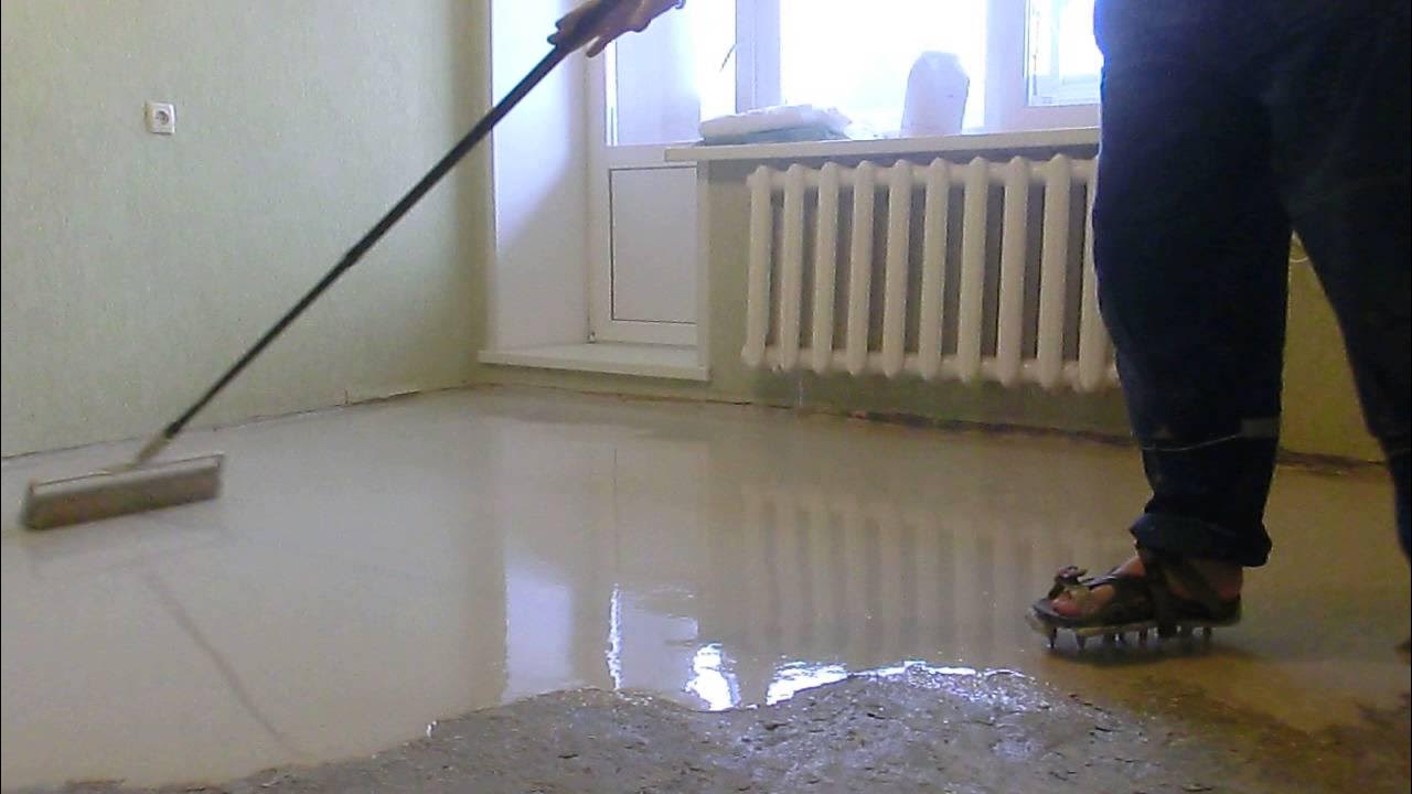 Самовыравнивающийся пол технология. Строительная швабра для наливного пола. Емкость для наливного пола. Процесс наливного пола. Процесс наливного пола.